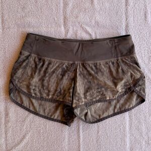 Lululemon Snowy Owl Speedy Shorts 2.5” Size 4